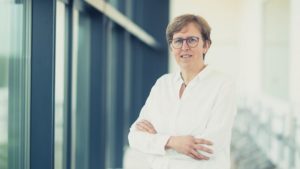 Programmadirecteur Sabine Demey stuurt het Onderzoeksprogramma Artificiële Intelligentie Vlaanderen